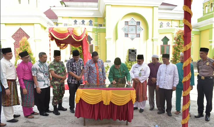 Bupati Kabupaten Siak H.Syamsuar, M.Si bersama Direktur Operasional Bank Riau Kepri Denny M. Akbar menandatangani Prasasti peresmian CSR Bank Riau Kepri.
